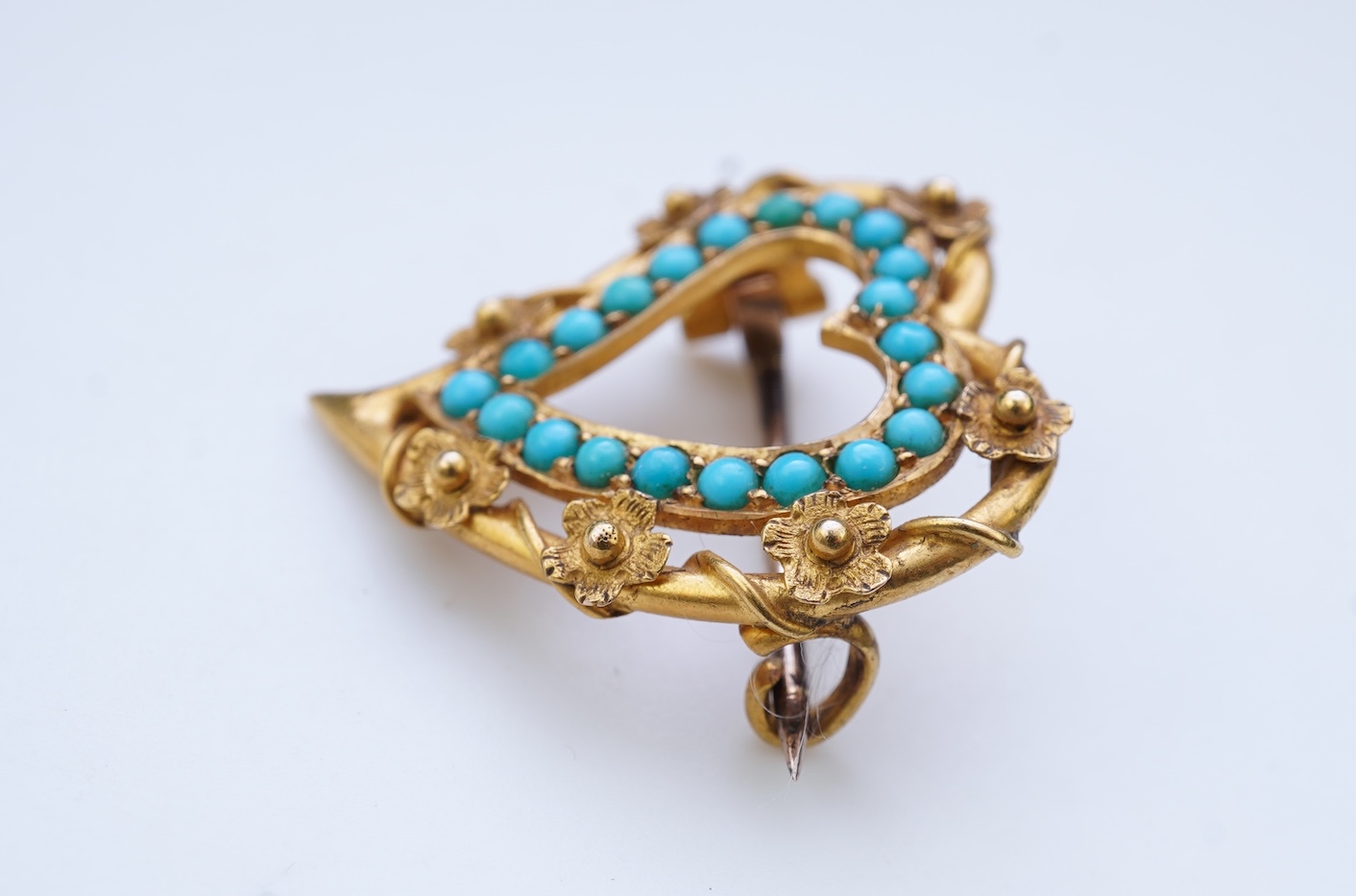 An Edwardian gold and turquoise brooch, early 20th century